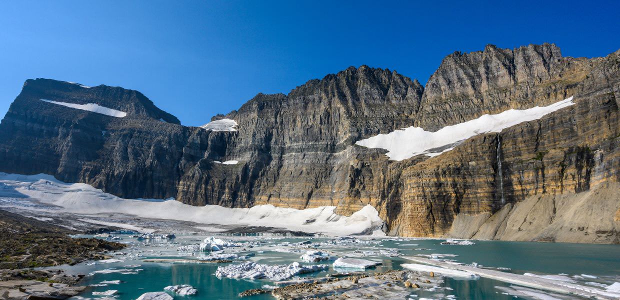 Here's an SEO-friendly alt text for the image, in Italian, aiming for under 150 characters: Dal 2000, i ghiacciai continentali (escludendo Artico e Antartide) hanno perso 273 miliardi di tonnellate di ghiaccio all'anno, una quantità d'acqua pari a quella consumata dall'intera popolazione umana in 30 anni. A dirlo è un nuovo studio coordinato dal Servizio Mondiale di Monitoraggio dei Ghiacciai. This translates to: Melting glaciers: spectacular image of a glacial lake with huge blocks of ice, highlighting the loss of 273 billion tons of water per year.