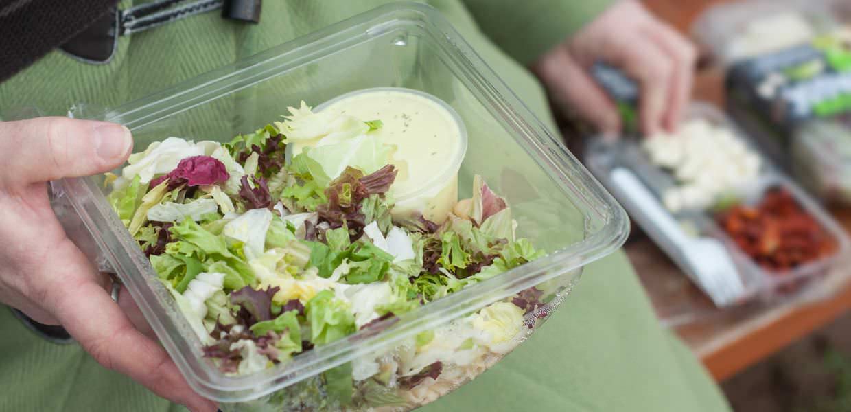 I rischi per la salute se si mangia nei contenitori in plastica. Lo studio