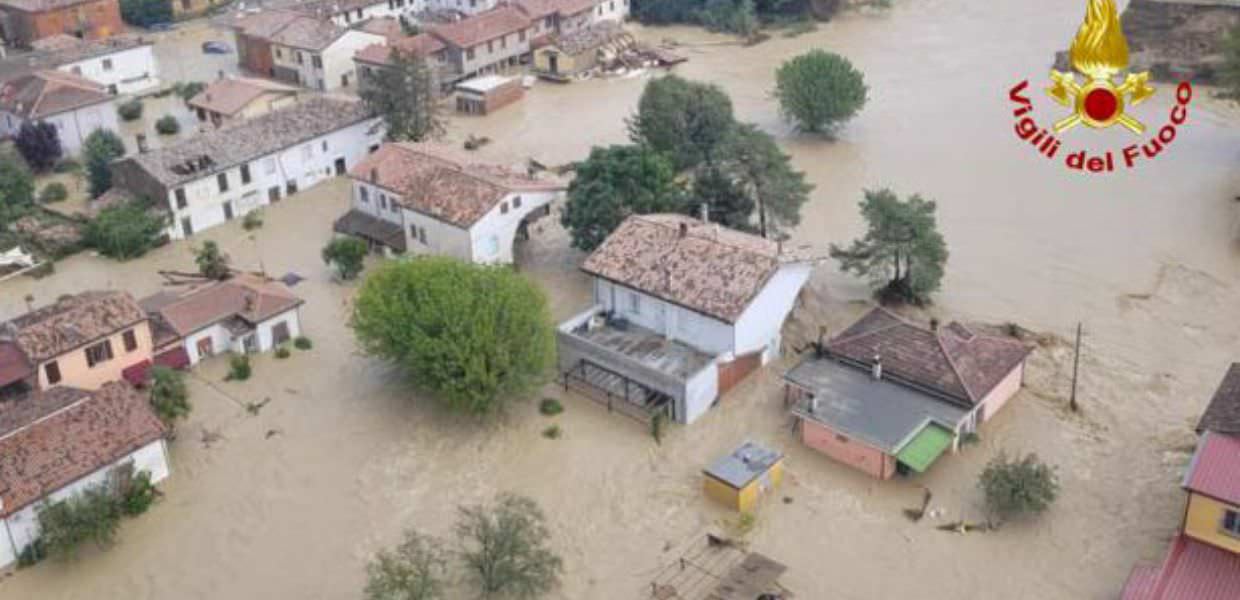 Inondazioni devastanti in Italia, il paese europeo più colpito dalla crisi climatica, mostrando danni a case e paesaggi festivi.