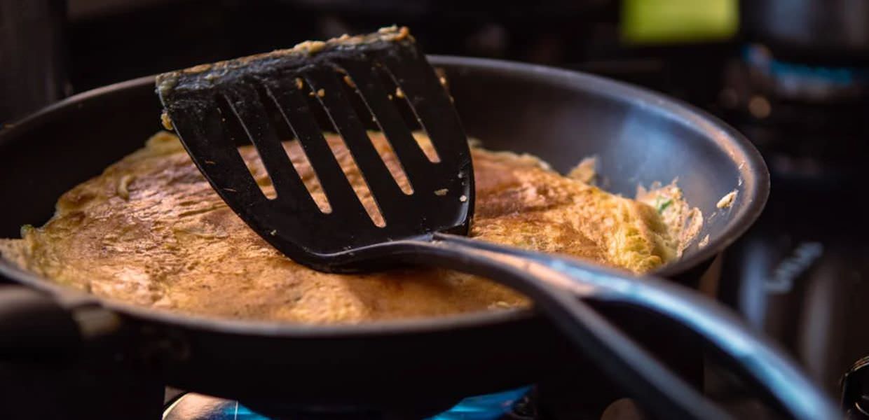 Padelle antiaderenti, sono davvero prive di PFAS Il test francese