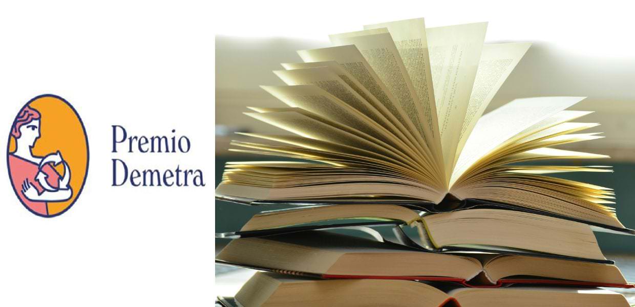 Logo del Premio Demetra con libri aperti, in evidenza il bando per l'edizione 2025 dedicato alla letteratura ambientale.