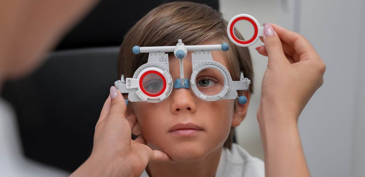 Miopia, le troppe ore davanti agli schermi non fanno che peggiorarla