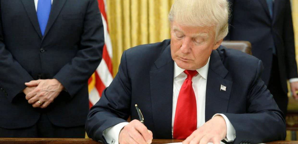 Trump: "Dal 1° giungo dazi al 50% per l'Europa". Crollano le borse