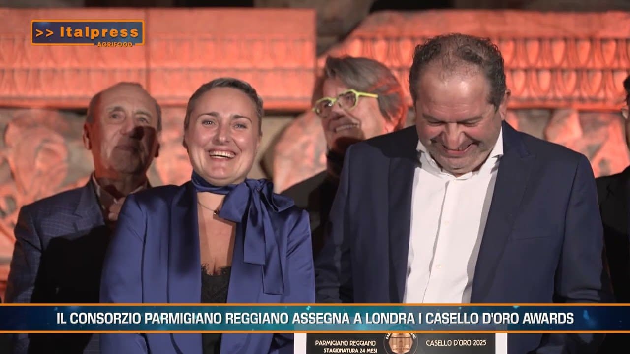 Immagine della cerimonia di assegnazione dei Caselli d'Oro Awards, con rappresentanti del Consorzio Parmigiano Reggiano a Londra.