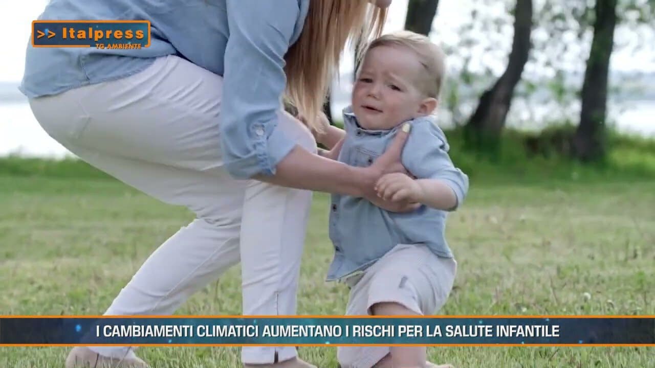 Ecco una descrizione alternativa SEO-friendly per l'immagine maxresdefault-6.jpg adatta alla pagina Transizione, cambiamenti climatici, sostenibilità, Terra dei Fuochi – Tg Ambiente:

**Bambino che piange, cambiamenti climatici e salute infantile. Tg Ambiente Italpress.**