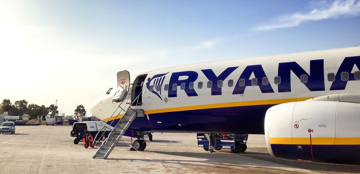 Ryanair, da maggio 2025 nuove regole per i passeggeri. Ecco cosa cambia > Aereo Ryanair a terra, scala di imbarco. Novità maggio 2025: nuove regole passeggeri. #Ryanair #viaggi #aereo #nuoveregole