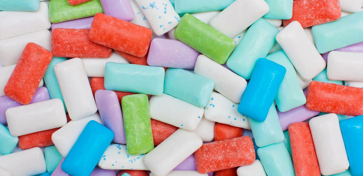 I chewing gum rilasciano migliaia di microplastiche in bocca. Lo studio