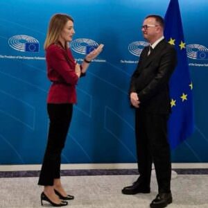 Musica, Gigi D’Alessio contro l’intelligenza artificiale nella composizione, D'Alessio e Roberta Metsola 