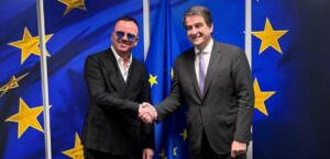 Musica, Gigi D’Alessio contro l’intelligenza artificiale nella composizione, Gigi D'Alessio e Raffaele Fitto