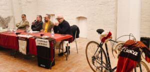 Territorio, la cicloturistica d’epoca ‘L’ Eroica’ raccontata a Perugia, tavolo e bici