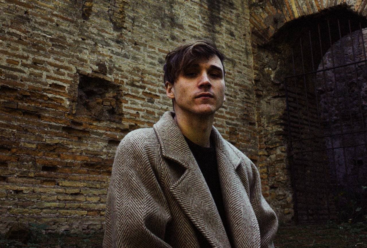 "Contro la fretta di crescere" è un riflesso profondo sull’esperienza di avere trent'anni. L'album di Edel.