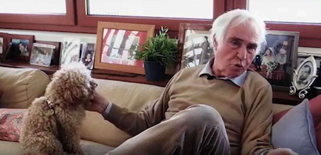 Addio a Fulco Pratesi, l'uomo che fondò il WWF Italia. Il nostro ricordo Fulco Pratesi, fondatore del WWF Italia, in un momento intimo con il suo cane. Un ricordo commosso dell'uomo che ha dedicato la vita alla natura.