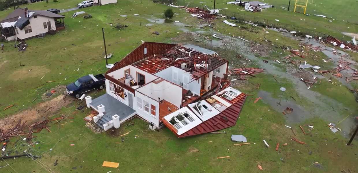 Tornado negli USA: oltre 30 persone morte, alberi abbattuti e case scoperchiate