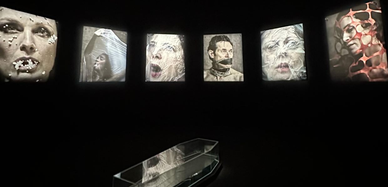 Breathtaking, la mostra che denuncia l'inquinamento da plastica