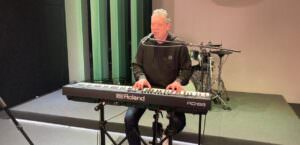 La valigia dell’artista, 13° puntata con la musica di Max De Angelis, Max che suona