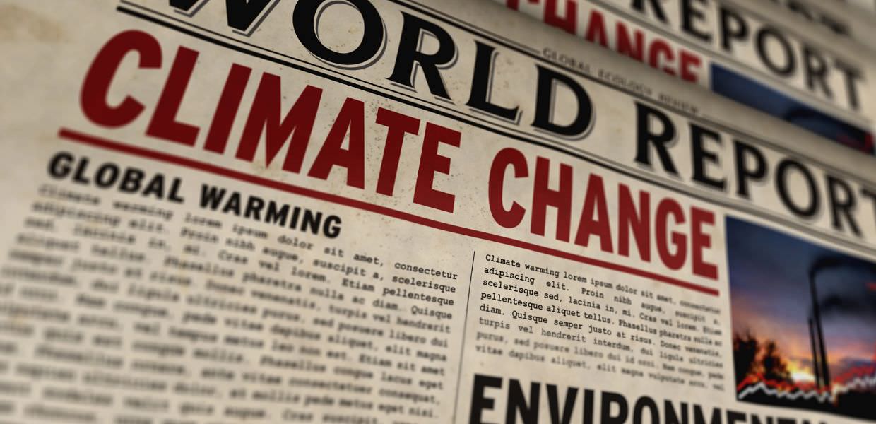Media e clima, nel 2024 si dimezzano le notizie sulla crisi climatica. Il nuovo report di Greenpeace