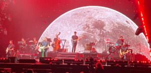 Musica, successo, energia ed emozioni per Francesco Gabbani a Terni, foto concerto scenografia Luna