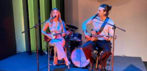 La valigia dell’artista, 14° puntata con la musica pop dei Daudia, esibizione live