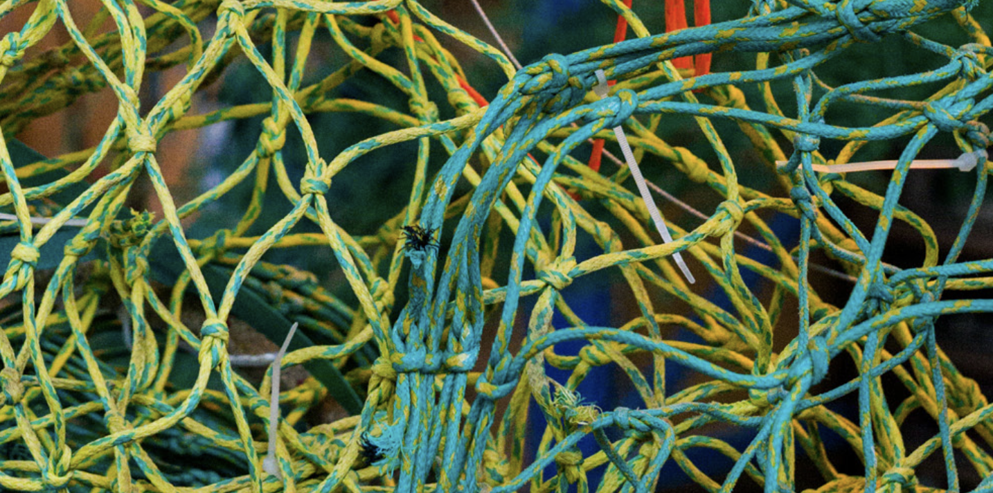 Reti fantasma, al MAXXI la mostra di Carbonell con i materiali recuperati in mare
