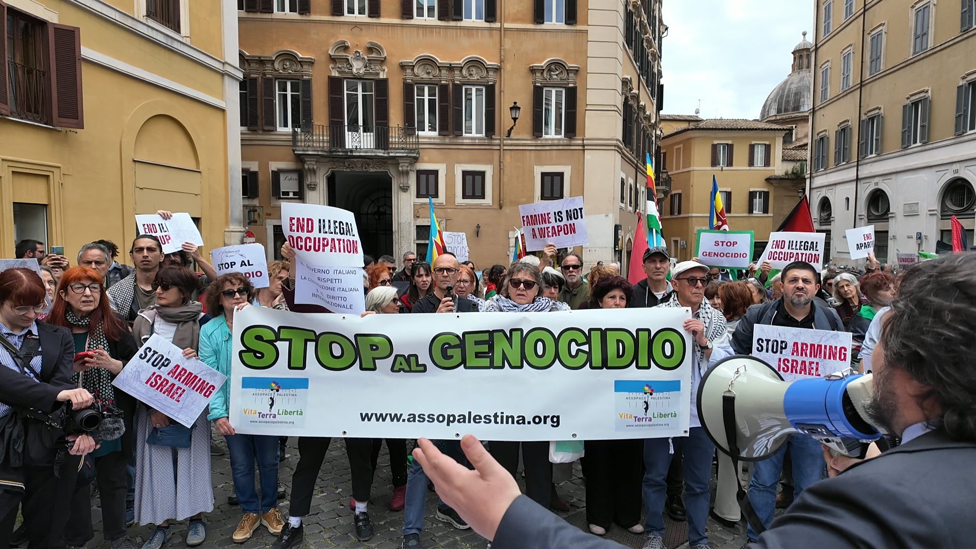 Flash mob a Montecitorio per Gaza: "Stop al genocidio"