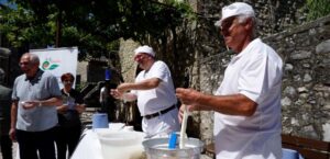 A Vallo di Nera (Pg) torna ‘Fior di Cacio’, due giorni tra formaggio e tradizione, preparazione formaggio