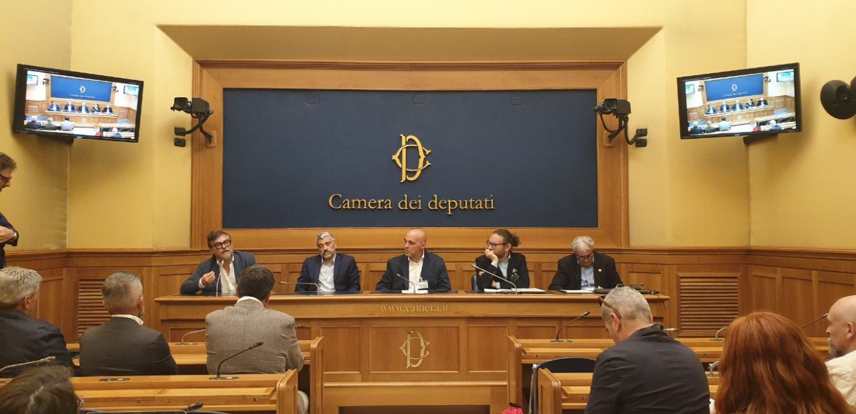 PFAS nei Vigili del Fuoco, l'analisi di USB e Greenpeace