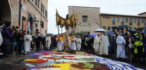 Spello (Pg), un museo floreale a cielo aperto con le Artistiche Infiorate, foto processione