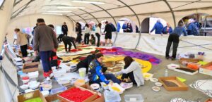 Spello (Pg), un museo floreale a cielo aperto con le Artistiche Infiorate, infioratori a lavoro