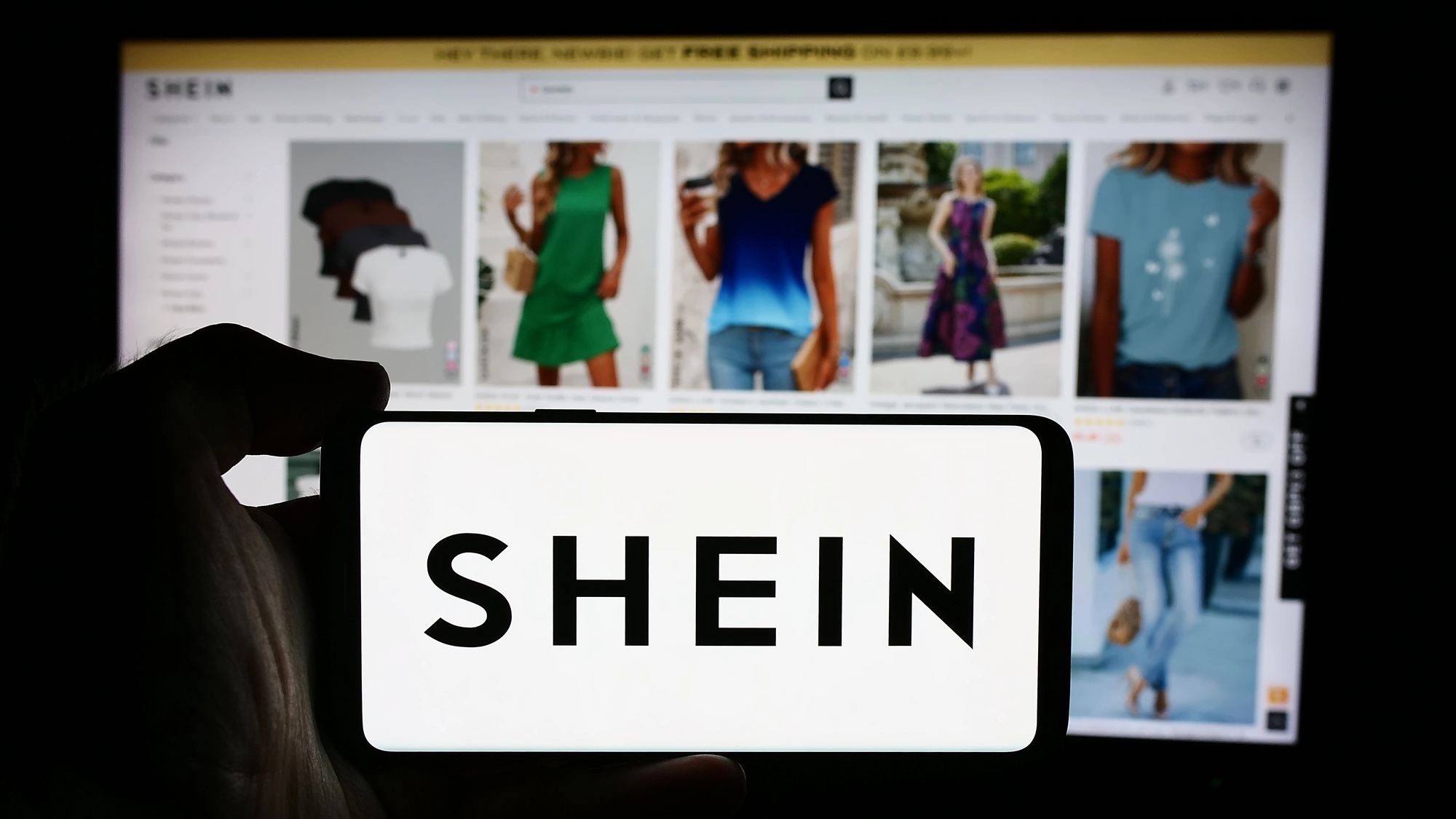 Brutte notizie per colossi del fast fashion come Shein e Temu. In Francia è stata approvata dal Senato una legge per regolamentare i giganti della moda low cost.
