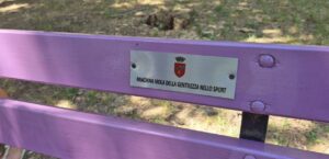 A Perugia inaugurata la Panchina viola della gentilezza, panchina