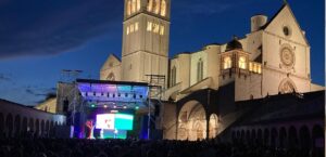 Assisi (Pg), Umbria Green Festival Giovanni Storti e Stefano Mancuso, sold out per la prima di ‘Alberi’, pubblico e scenario