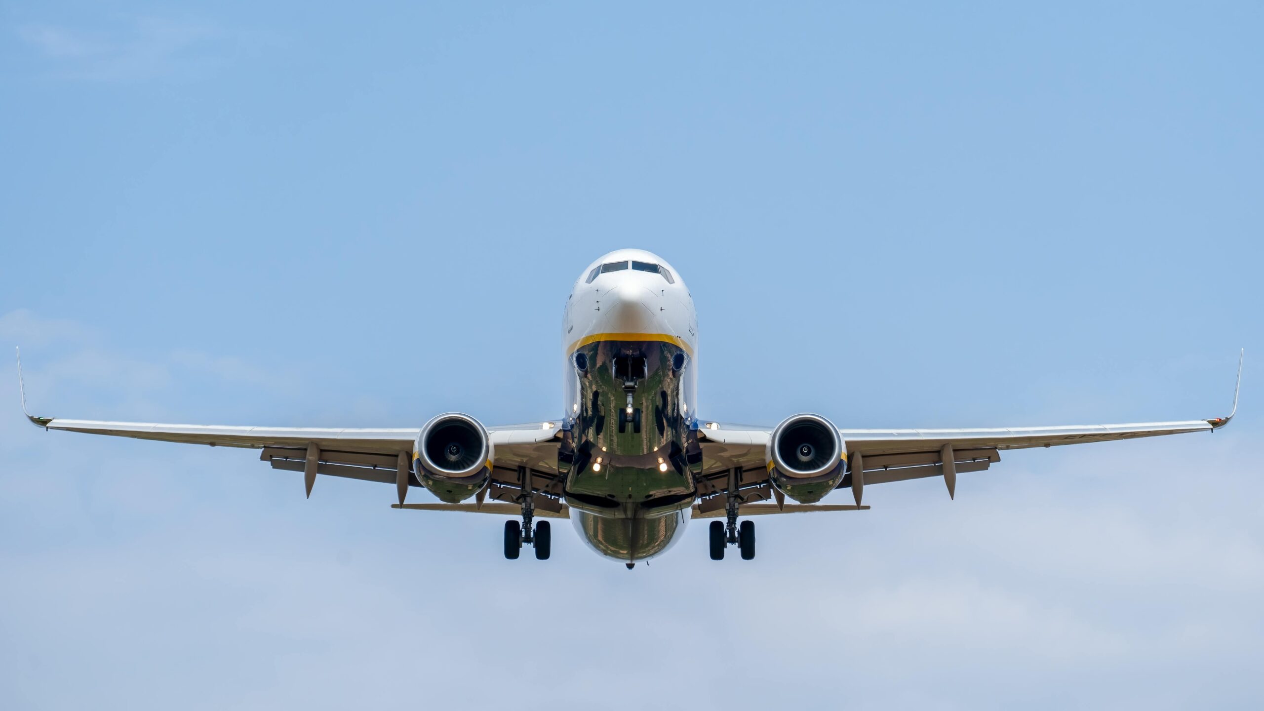 In Europa costa meno prendere l'aereo che il treno. Greenpeace: "Colpa dei vantaggi fiscali che paga il pianeta"