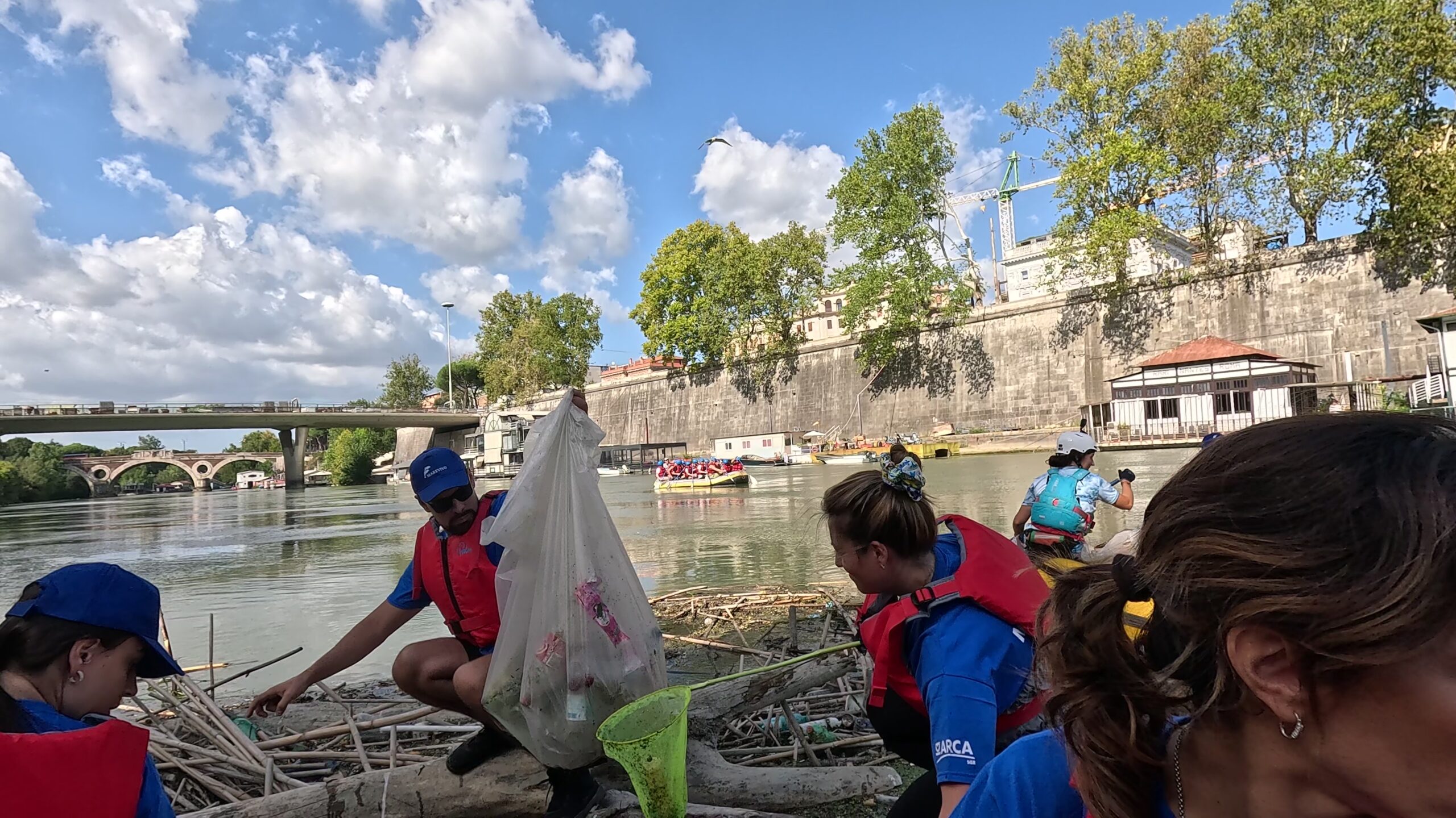 Marevivo, 100kg di rifiuti rimossi dal Tevere grazie ad Arca Blue Leaders