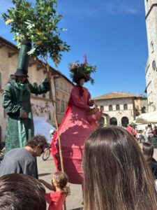Assisi (Pg), successo e meraviglia condivisa per Birba chi legge – Festa delle storie’, foto birba che legge spettacolo