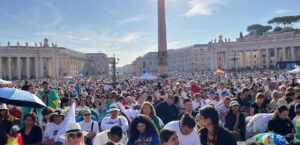 Chiesa, San Carlo Acutis è il primo santo millenial, piazza San Pietro gremita