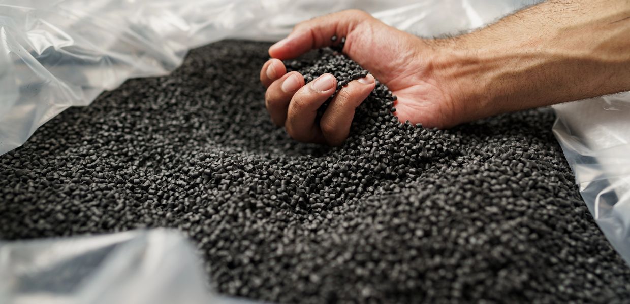 Il Consiglio Ue approva il regolamento contro la dispersione dei pellet di plastica