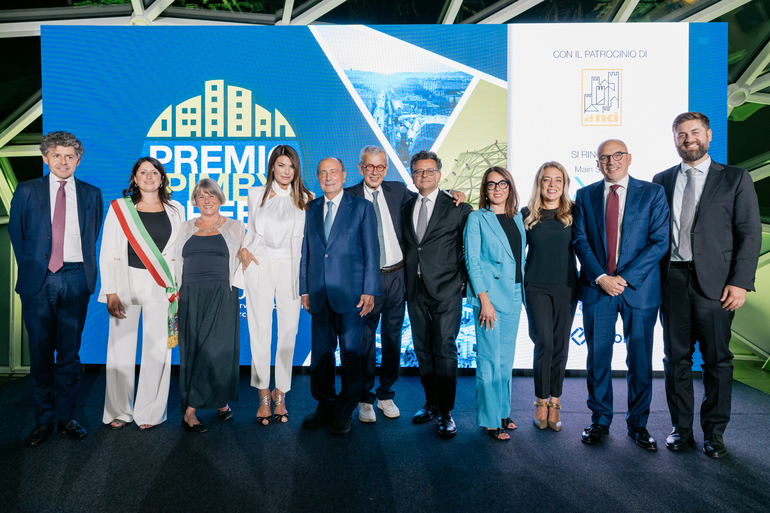 Tra i premiati  di questa edizione del Premio PIMBY Green 2025 di Assoambiente, Regione Sicilia, Aeroporti di Roma, Terna, ENI, Edison Next, Iris Ceramica Group, Herambiente, Circular Materials. Premio comunicazione e giornalismo a Sissi Bellomo.
