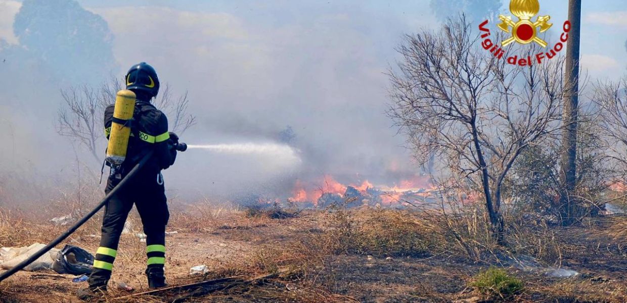 incendi boschivi italia estate 2025 vigili del fuoco