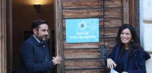 A Narni (Tr) la 10° edizione del ‘Festival della Sociologia’ per ‘Sentirsi in Società’, affissione targa Associazione Festival della Sociologia