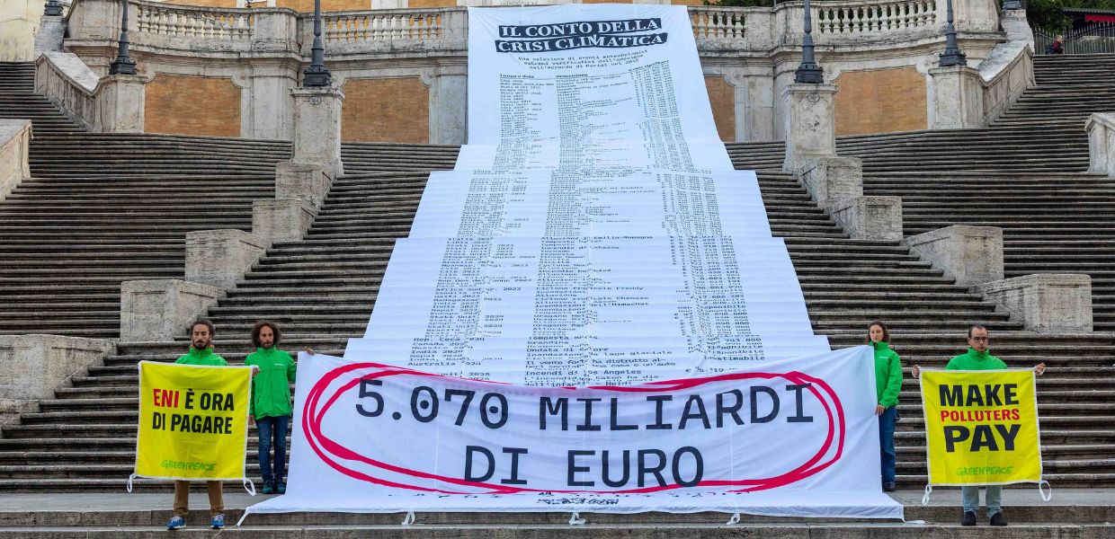 Crisi climatica, la protesta di Greenpeace a Roma Chi è colpevole deve pagare