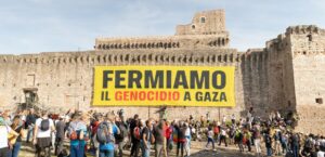 Diritti, In 200 mila alla marcia per la pace Perugiassisi 2 Diritti, In 200 mila alla marcia per la pace Perugiassisi, striscione Greenpeace Italia