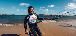 Kitesurf, spettacolo in Sardegna con evoluzioni tra cielo e mare, Andrea Principi sorride