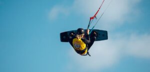 Kitesurf, spettacolo in Sardegna con evoluzioni tra cielo e mare, Principi in volo