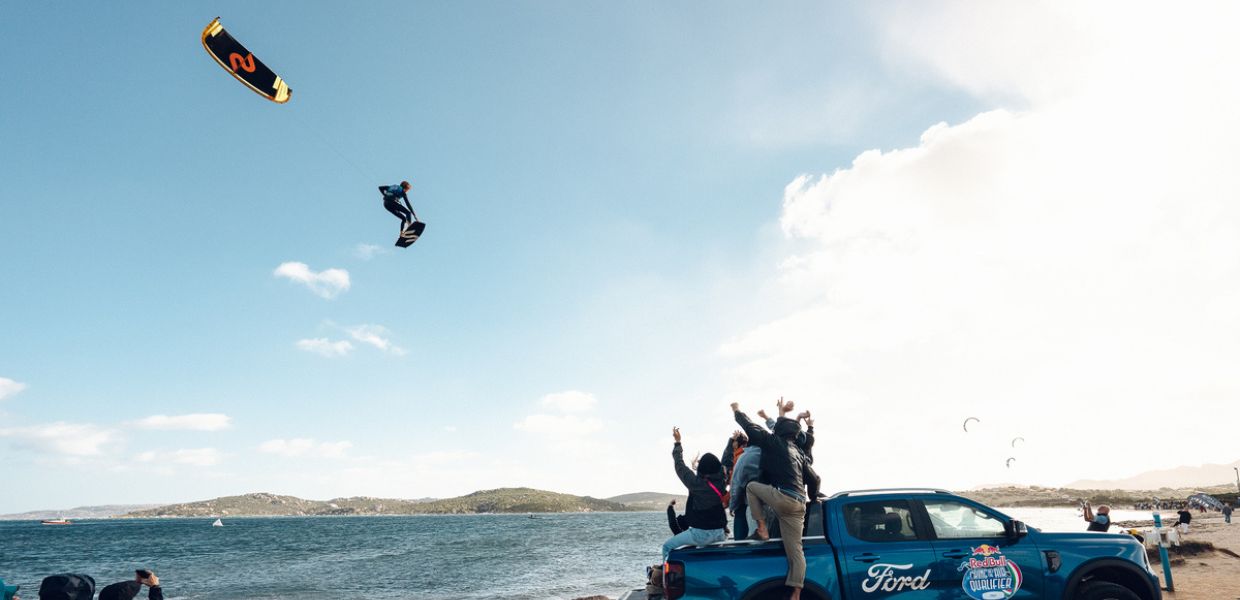 Kitesurf, spettacolo in Sardegna con evoluzioni tra cielo e mare