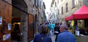 Montone (Pg), sapori e profumi d’autunno con la Festa del Bosco, vie di Montone