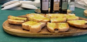 Oleoturismo, con Frantoi Aperti 2025 si scopre l’Umbria più autentica, bruschette con olio
