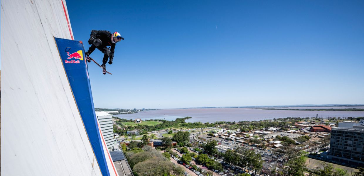 Skateboard, il lancio da Guinness di Sandro Dias