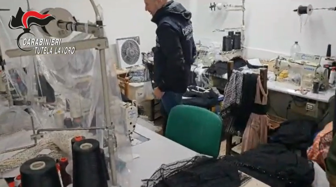 Sotto sequestro i due locali adibiti a sartoria in zona Torpignattara, Roma, per sfruttamento dei lavoratori: nessuna pausa per almeno 14 ore al giorno, ambienti non idonei, pericolosi e fatiscenti.