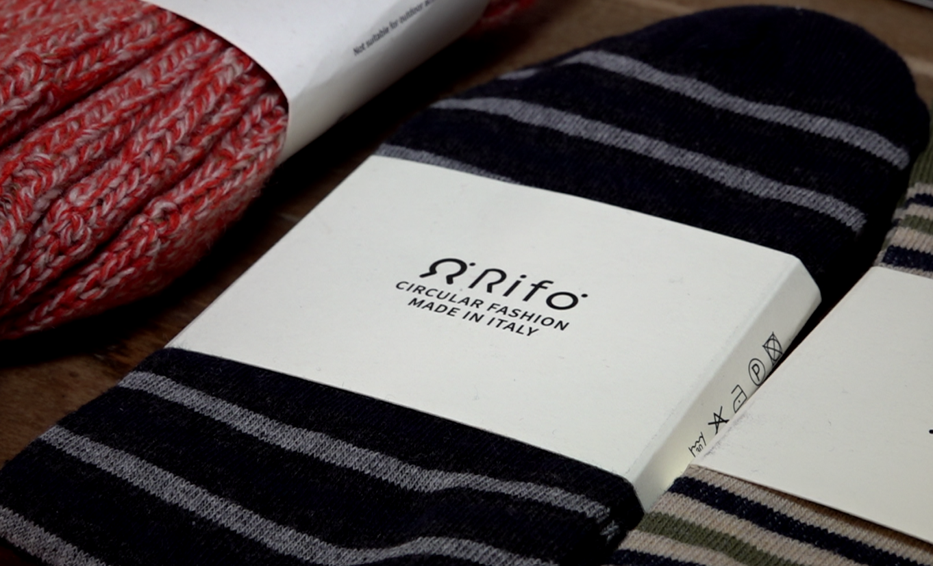 A Roma arriva il temporary store di moda circolare di Rifò, brand fondato nel 2017 a Prato, zona storica del tessile toscano, con l’obiettivo di offrire un’alternativa sostenibile allo spreco tipico del modello del fast fashion.