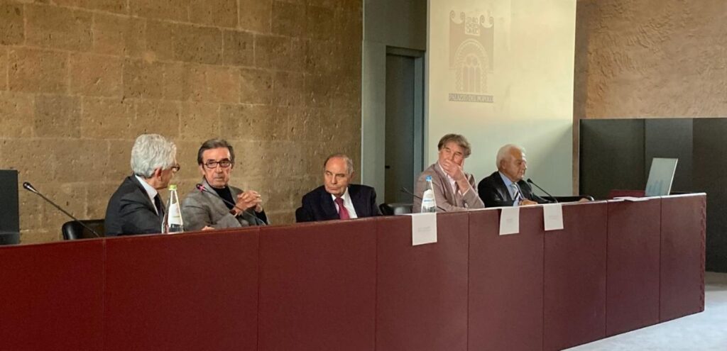 Enologia, ‘Il vino, la mia vita’: Riccardo Cotarella tra territorio, cultura e tradizione 1 Enologia, ‘Il vino, la mia vita’ Riccardo Cotarella tra territorio, cultura e tradizione, tavolo